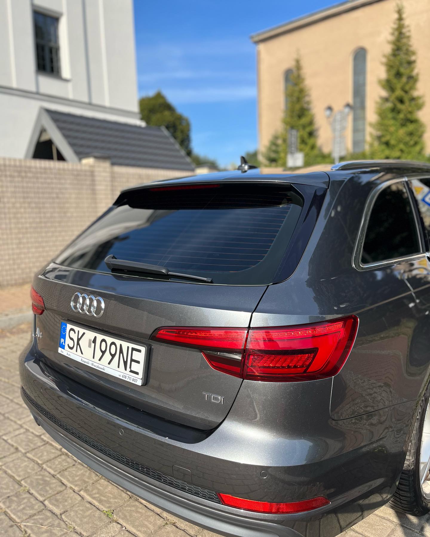 Auto po detailingu z przyciemnioną tylną szybą
