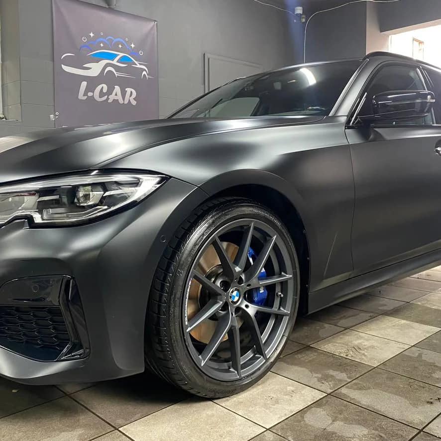Samochód BMW po pielęgnacji w studiu